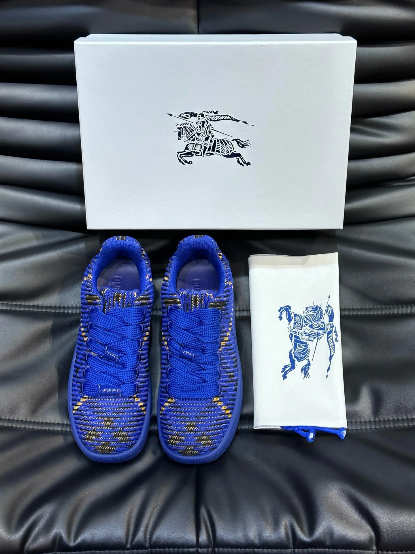 Factory price: 458💰Burberry Box series👫 Thick-soled casual sports shoes for couples, cool sneakers and bread shoes, purchased and developed from the original version, the top version of Box series sports shoes, made of original plaid/knitted fabric, embellished with EKD embossing. Made of mesh lining, the laces are decorated with metal coils, the rubber sole is decorated with the Burberry letter logo, and the original molded 3.5CM two-color T men's shoe 💰U outsole! Code number: 35-45 (35-45 customized)
